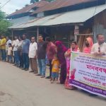 বাউফলে চলাচলের পথে খাম্বা বসানোর প্রতিবাদে মানববন্ধন